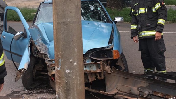Um carro colidiu com um poste de energia na manhã deste domingo, 14, no setor Negrão de Lima, em Goiânia. O Corpo de Bombeiros foi acionado e prestou socorro às vítimas_Jornal Opção