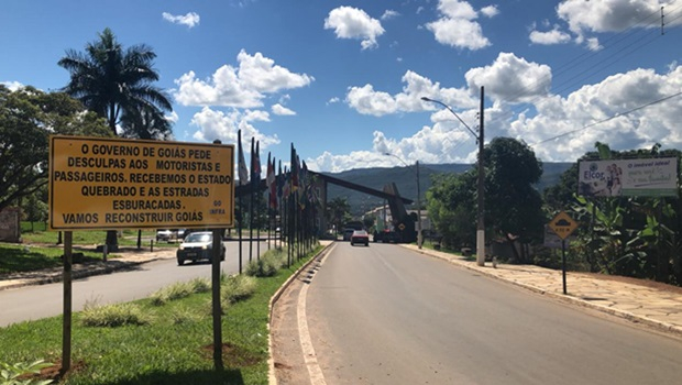 "Recebemos Estado quebrado e estradas esburacadas", diz placa na entrada de Pirenópolis