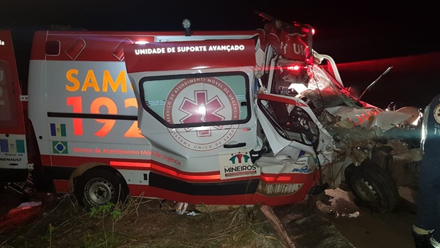 Uma colisão envolvendo uma ambulância e um caminhão deixou quatro pessoas gravemente feridas na madrugada deste sábado, 20, na BR 060, km 235, no município de Cezarina_Jornal Opção