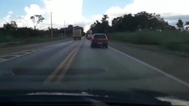 Na noite desta sexta-feira, 19, a Polícia Rodoviária Federal (PRF) abordou um motorista, na BR 153, no trecho entre Uruaçu e Ceres, após o caminhoneiro praticar sucessivas manobras proibidas_Jornal Opção