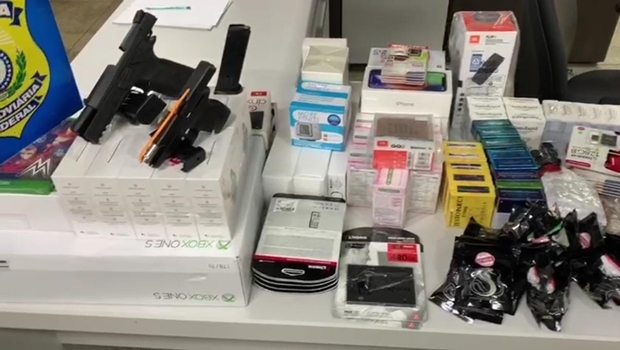 A Polícia Rodoviária Federal (PRF) prendeu um casal transportando armas, munições e anabolizantes contrabandeados do Paraguai na madrugada desta terça-feira, 22, na BR 060, em Anápolis_Jornal Opção