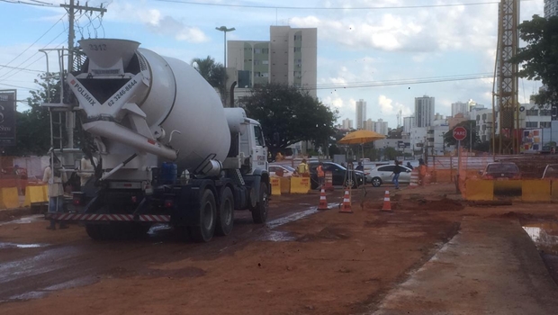 Após um mês, obras da 90 têm pouca sinalização e prejudicam comerciantes
