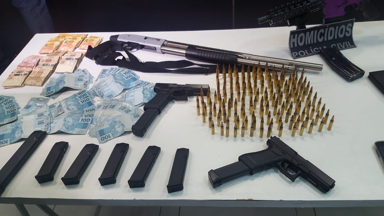 Armamento apreendido pela Polícia Civil de Goiás com membros do PCC e Comando Vermelho | Foto: SSPGO