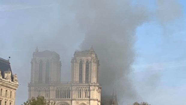 Catedral de Notre Dame, em Paris, é tomada por incêndio