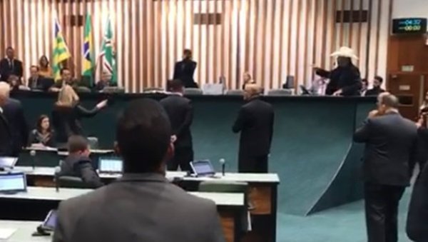 O presidente da Assembleia Legislativa Lissauer Vieira (PSB) falou ao Jornal Opção sobre os possíveis desdobramentos da confusão envolvendo parlamentares na sessão desta quinta-feira, 11. Lissauer disse que nada foi feito ainda e que busca o caminho do entendimento e equilíbrio entre os parlamentares da Alego. Ele já conversou com os deputados Amauri Ribeiro (PRP), Cláudio Meirelles (PTC) e Lêda Borges (PSDB), para tentar apaziguar os ânimos na Casa. _Jornal Opção