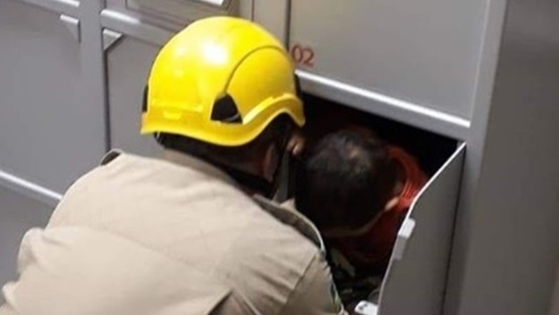 Menino fica preso em guarda volumes de banco e é resgatado pelos bombeiros