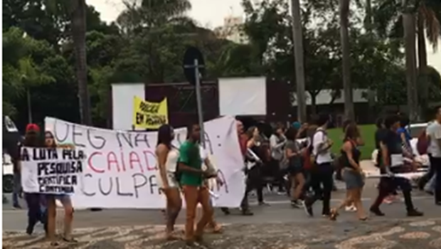 Estudantes da UEG fazem ato de "descomemoração" aos 20 anos da universidade