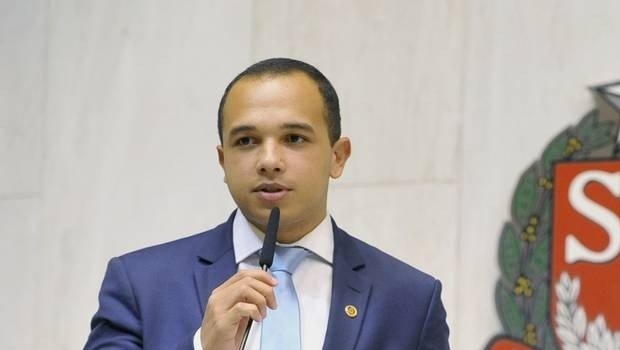 Deputado do PSL, que fez comentários transfóbicos, assume ser gay