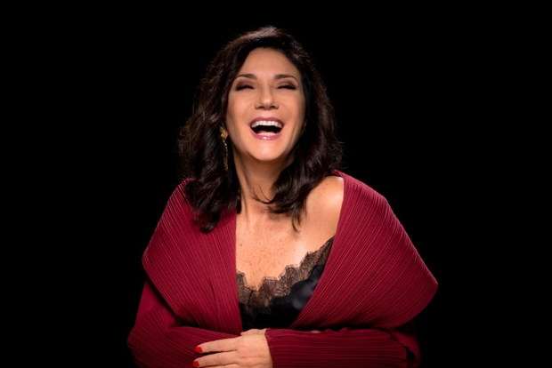 Zizi Possi se apresentará em Goiânia