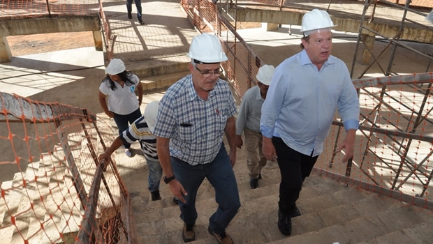 Carlesse e Tollini vistoriam obra do Hospital Geral de Gurupi | Foto: Frederick Borges