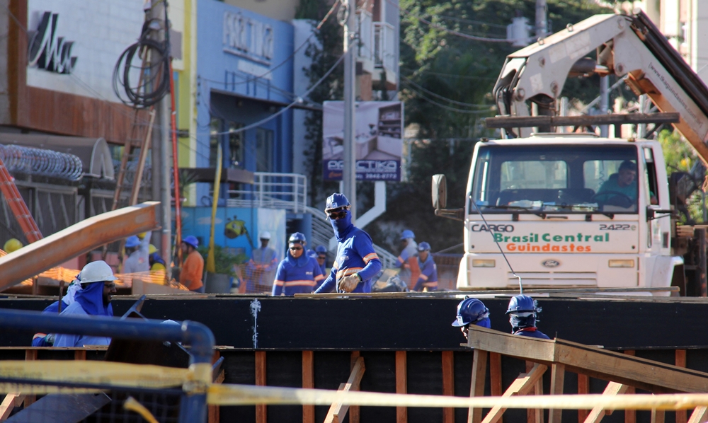BRT trincheira obras trânsito na avenida 90