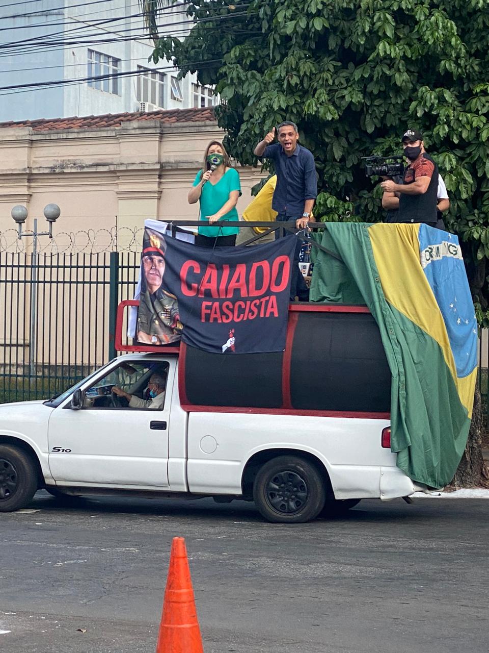 Gustavo Gayer, envolvido em polêmica durante manifestação de enfermeiros na Praça dos Três Poderes, em Brasíllia, participou de carreata em favor de reabertura do comércio 
