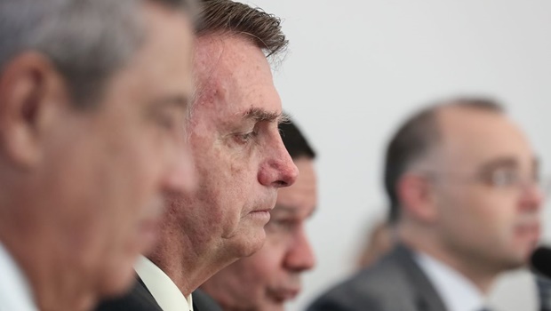 Do alto da rampa do Palácio da Alvorada, presidente Jair Bolsonaro (sem partido) tenta dizer que pediu à PF segurança a familiares, ao contrário do que vídeo da reunião ministerial de 22 de abril teria revelado