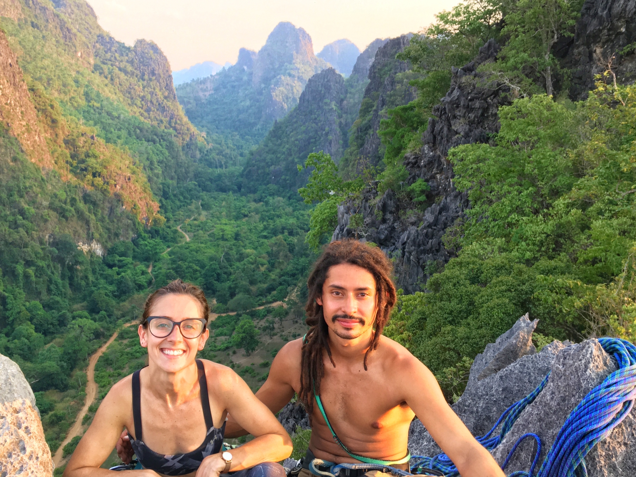 Casal goiano no alto de montanha em Thakhek, depois de escalar parede de 130 metros de altura, no Sul do Laos, país que fica no Sudeste da Ásia | Foto: Maysa Gomes