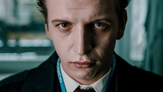 Ator Maciej Musiałowski vive protagonista de "Rede de Ódio", que começa o filme expulso da Faculdade de Direito por plágio e se torna um dos responsáveis pela manipulação política polonesa nas redes sociais | Foto: Divulgação/Netflix