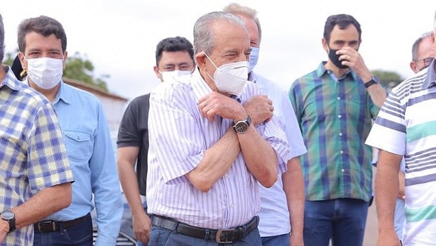 Iris durante inauguração de asfalto em 10 bairros de Goiânia