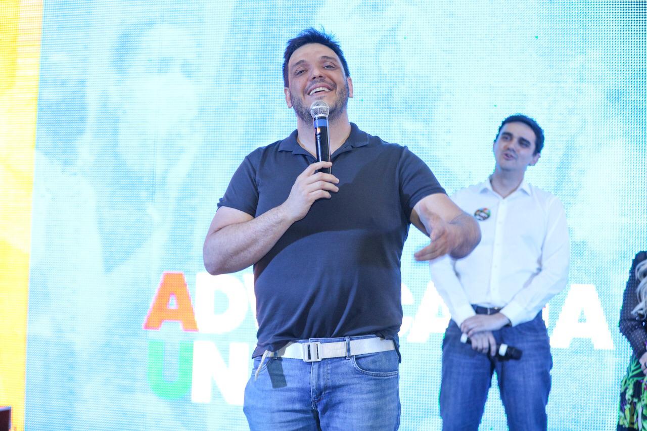 Rodolfo Mota, pré-candidato à presidência da OAB, durante reunião com apoiadores. | Foto: divulgação.