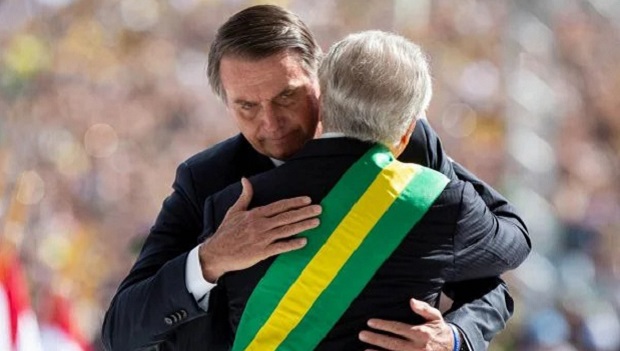 Jair Bolsonaro abraça Michel Temer após receber faixa presidencial | Foto: Reprodução