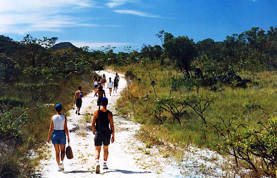 Turistas caminham por uma das trilhas na região da Chapada dos Veadeiros: ecoturismo pode ser mais bem explorado | Foto: Divulgação