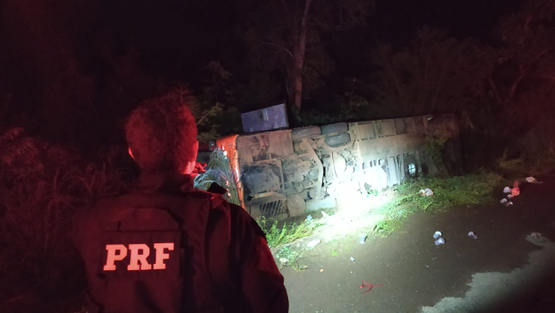 PRF atende ocorrência de capotamento de ônibus. Ao menos dez passageiros precisaram ser levados para o hospital | Foto: Divulgação/PRF