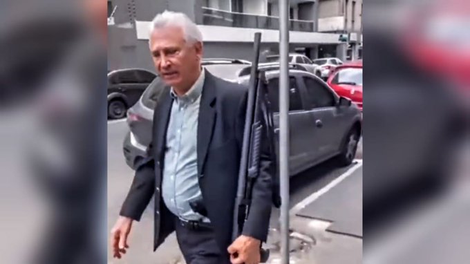 José-Sabatini-empresário-apoiador-de-bolsonaro-lambe-arma