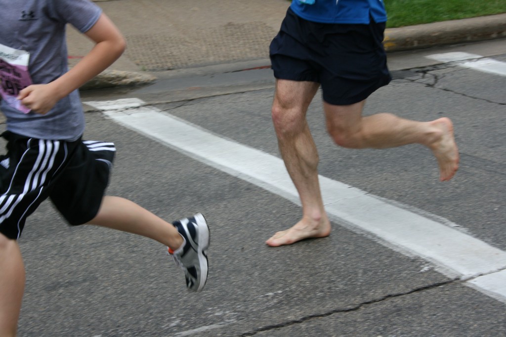correr-exercício-descalço-ufg
