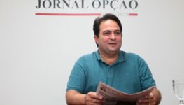 Prefeito Roberto Naves segura um exemplar semanal na sede do Jornal Opção: "Meu compromisso é com a qualidade de vida dos anapolinos" | Foto: Fernando Leite / Jornal Opção