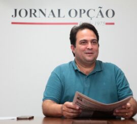Prefeito Roberto Naves segura um exemplar semanal na sede do Jornal Opção: "Meu compromisso é com a qualidade de vida dos anapolinos" | Foto: Fernando Leite / Jornal Opção