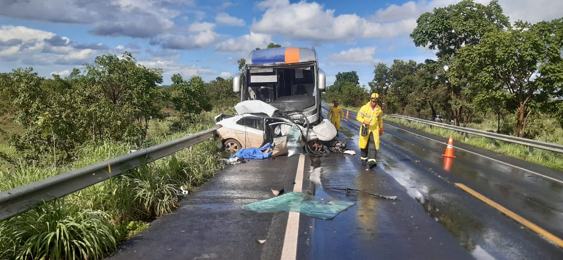 acidente-ônibus-carro-mortes