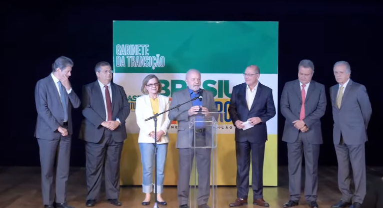 Lula anuncia ministros