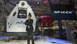 SpaceX CEO Elon Musk poses by the Dragon V2 spacecraft after it was unveiled in Hawthorne, California May 29, 2014. Space Exploration Technologies, or SpaceX, on Thursday unveiled an upgraded passenger version of the Dragon cargo ship NASA buys for resupply runs to the International Space Station. REUTERS/Mario Anzuoni (UNITED STATES - Tags: POLITICS TRANSPORT SCIENCE TECHNOLOGY SOCIETY)