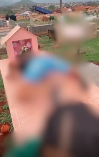Quatro pessoas aparecem em vídeos acusadas de vandalismo a túmulo de criança | Foto: PC