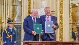 Lula da Silva junto com o presidente argentino, Alberto Fernández: desenvolvimento de uma moeda regional para uso comercial | Foto: rede social