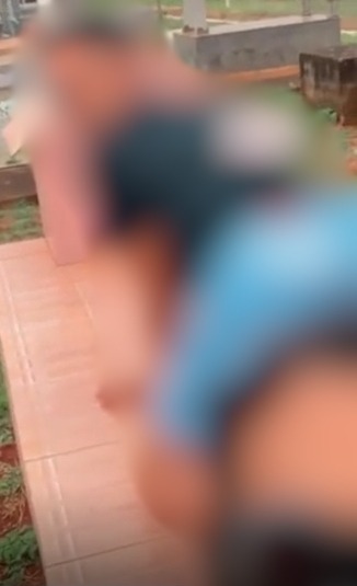 Pessoas xingam e dançam sobre túmulo de menina | Foto: PC-GO