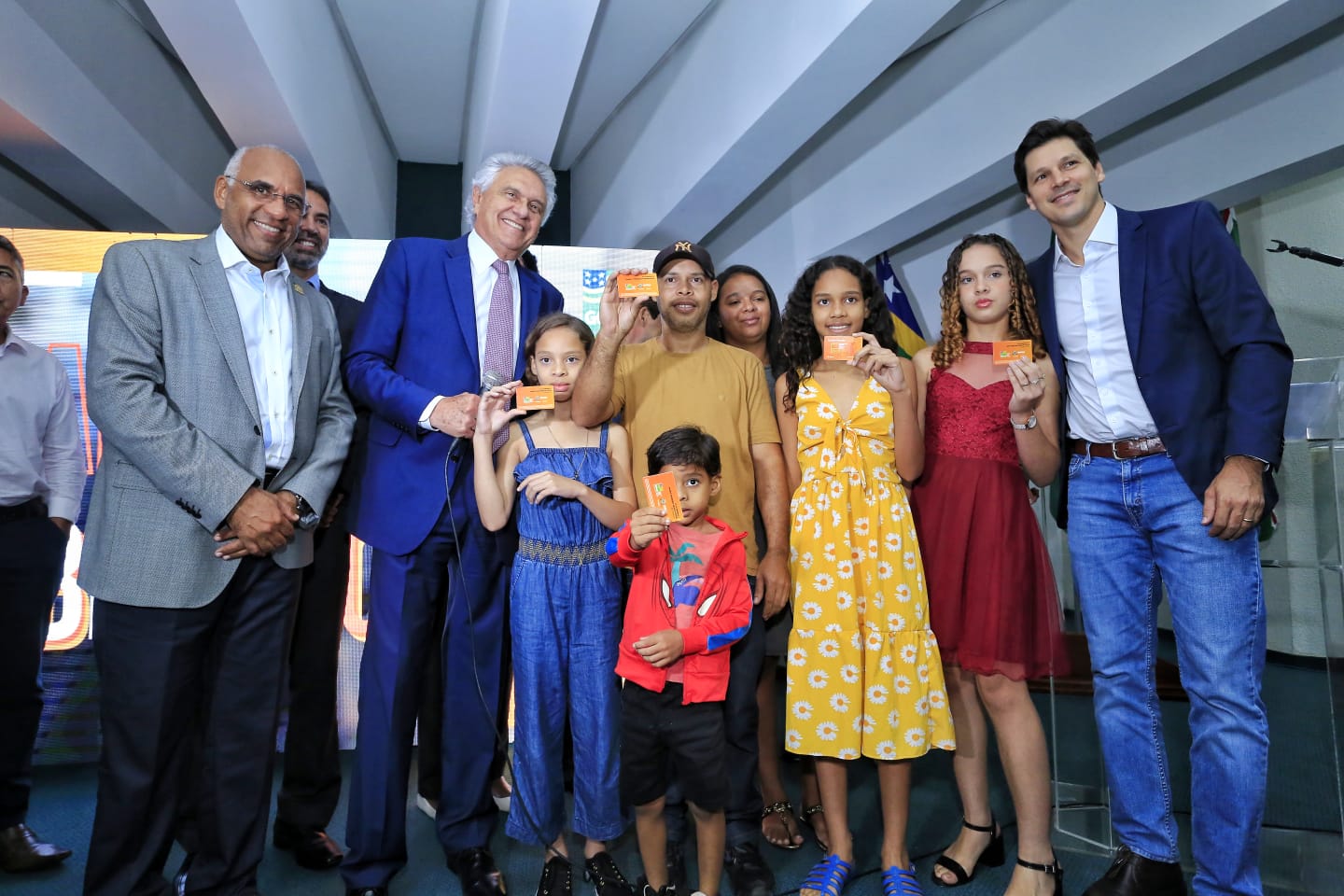 Governador Ronaldo Caiado, prefeito Rogério Cruz e membros da CMTC anunciaram bilhetagem que permite que até seis membros de uma mesma família utilizem o transporte público e a renovação da frota com a compra de 80 novos veículos, além de 114 ônibus elétricos para o Eixo Anhanguera