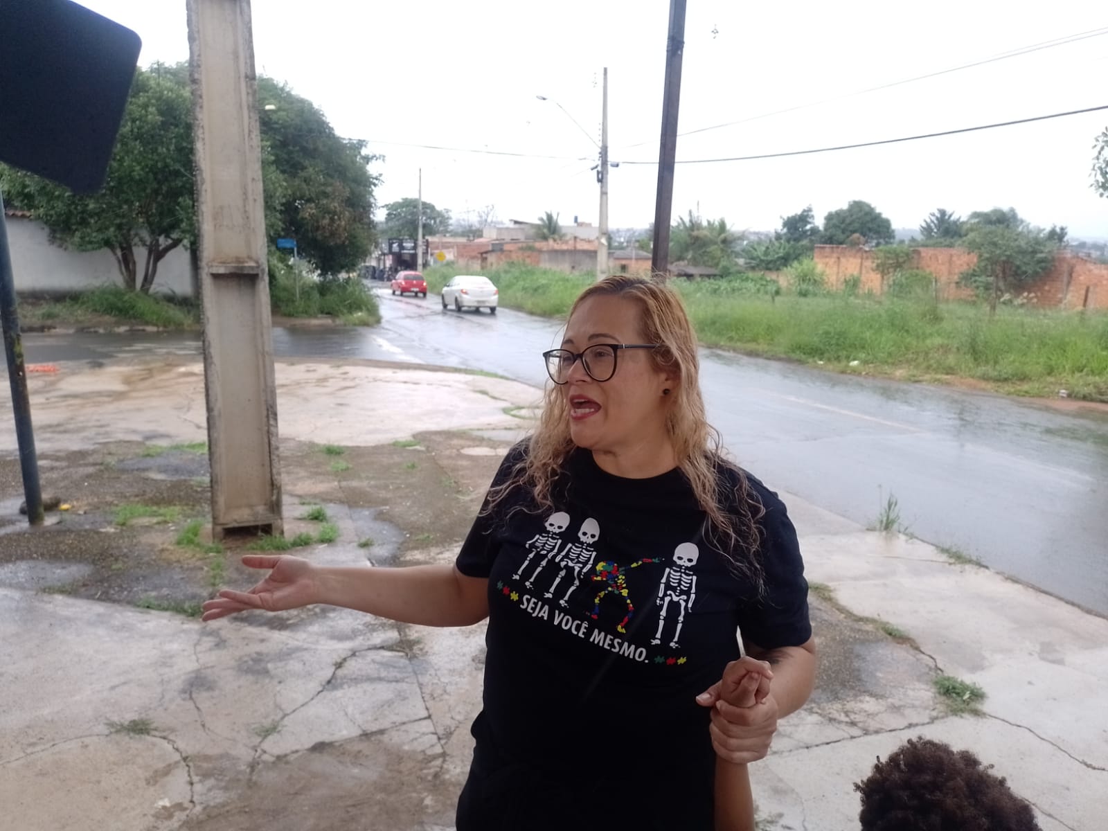 Mãe de aluno de quatro anos e oito meses com autismo revela que ele não tem apoio escolar