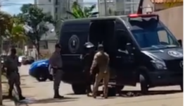 A polícia ainda não sabe como o artefato militar foi parar na rua | Foto: reprodução/vídeo