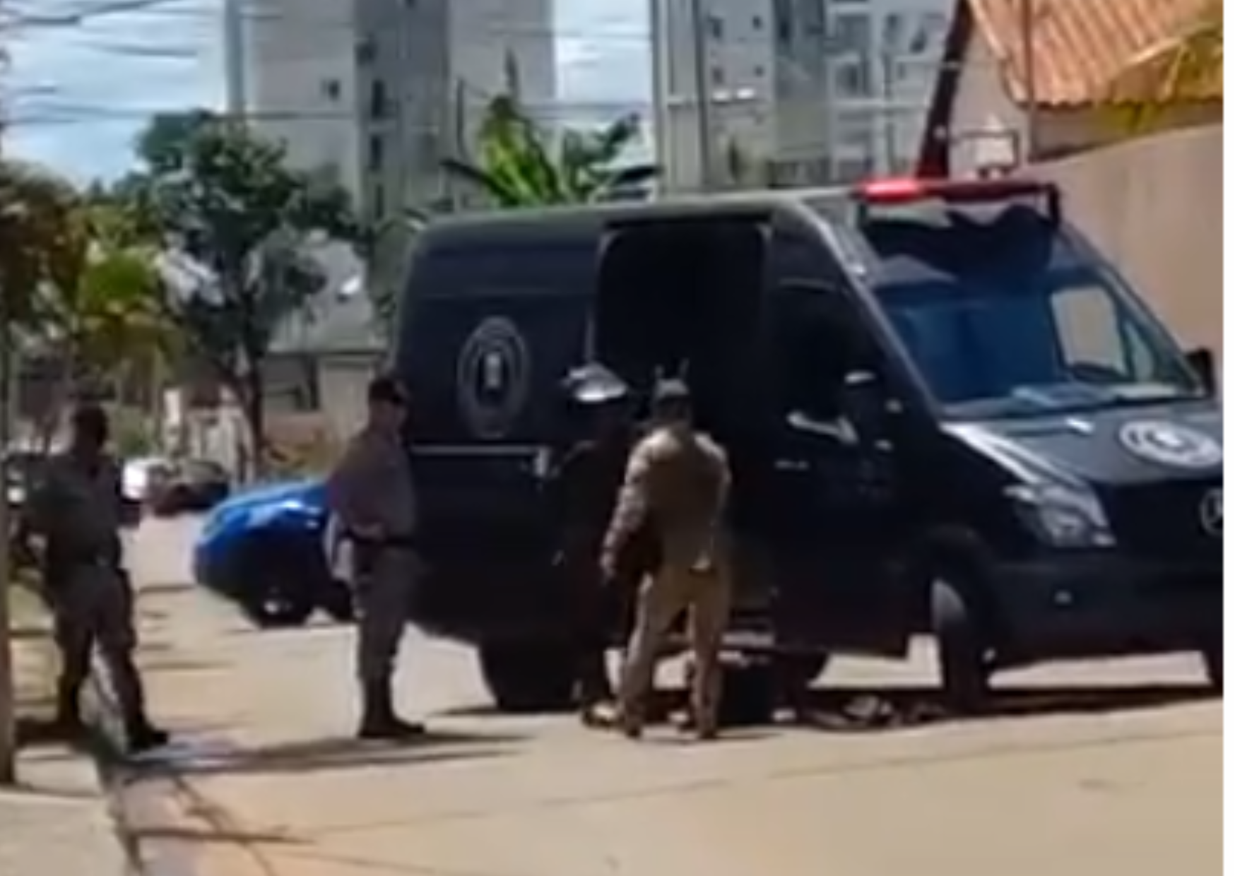 A polícia ainda não sabe como o artefato militar foi parar na rua | Foto: reprodução/vídeo