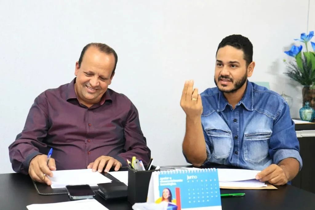 Prefeito Kleber Marra durante assinatura do Termo de Cooperação Técnica com o Instituto Recicleiros | Foto: divulgação/Pref. de Caldas Novas
