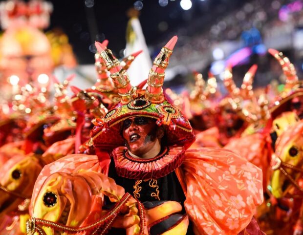 Escola explorou as cores fortes durante a apresentação | Foto: divulgação/Instagram
