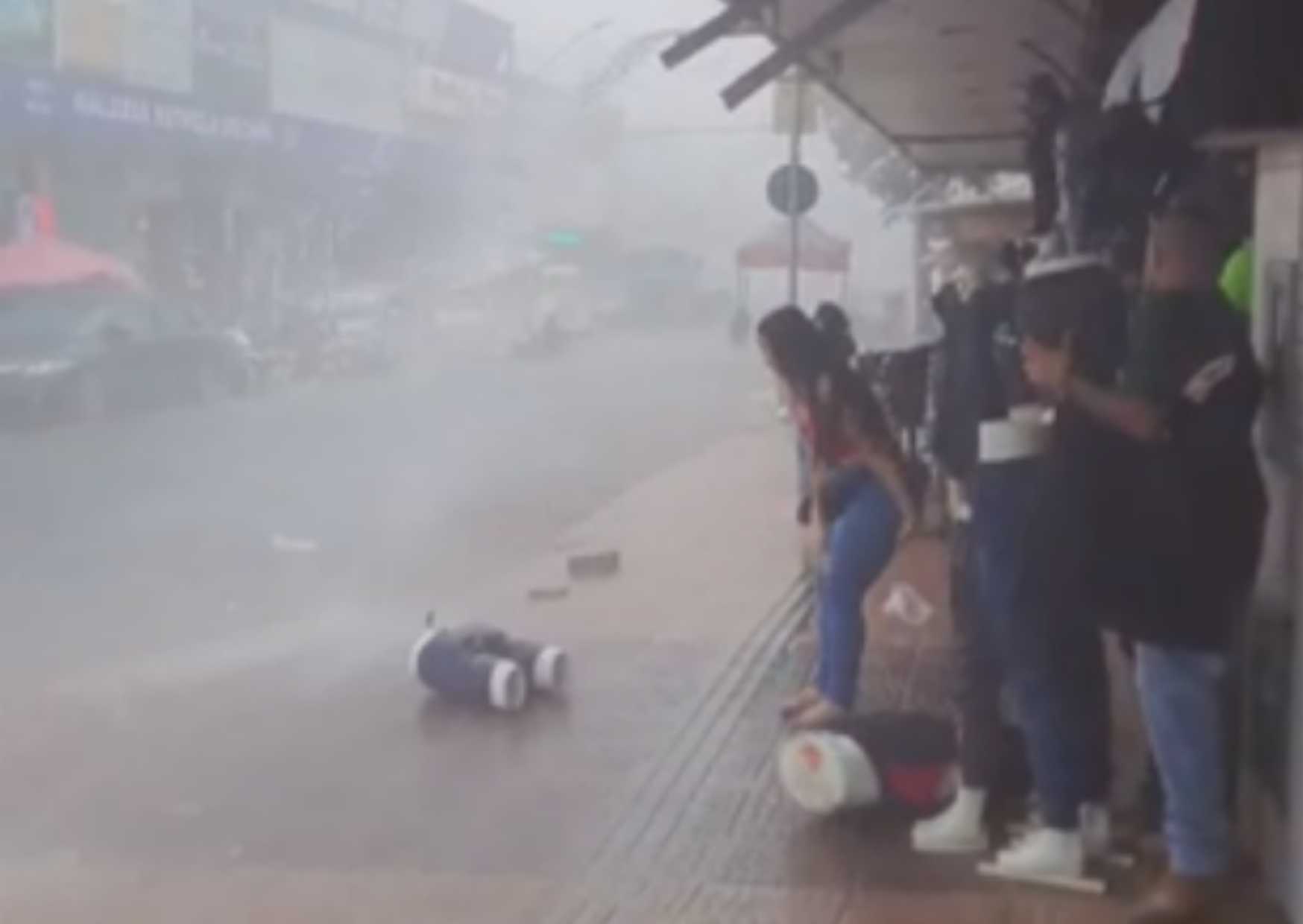 Tempestades causam transtornos e prejuízos na região da Rua 44 e Feira Hippie | Foto: reprodução/vídeo
