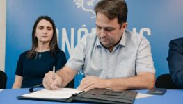 Prefeito Roberto Naves assina ordem para levantamento de famílias carentes para receberem as certidões | Foto: Júnior Guimarães/Pref. de Goiânia