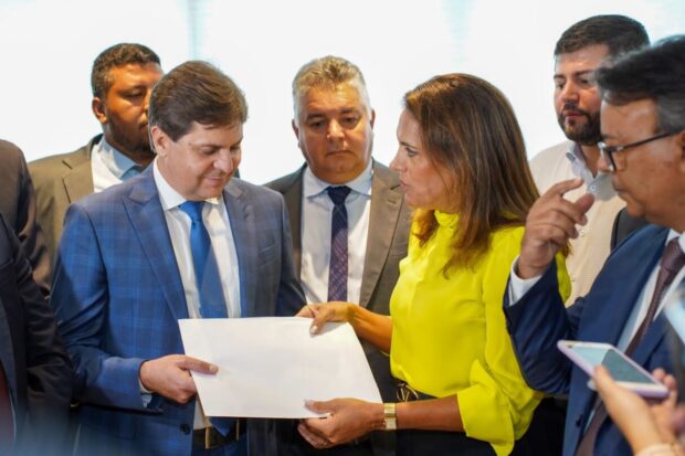 Gracinha Caiado entrega na Alego pacote social | Foto: divulgação/Secom