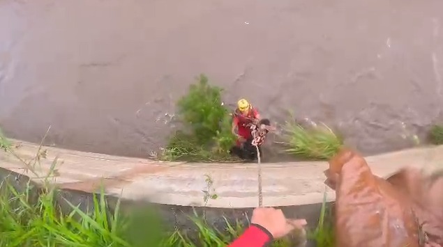 Bombeiros resgatam homem que caiu no córrego Botafogo em Goiânia.