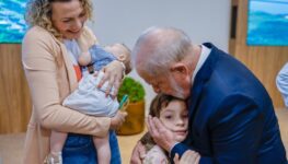 Presidente Lula com a viúva e os dois filhos do ex-tesoreiro do PT morto por bolsonarista. | Foto: Ricardo Strucket.