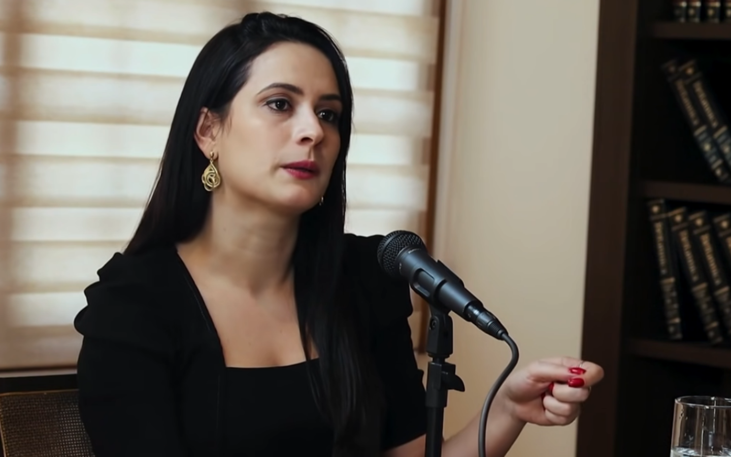 Advogada Suzana Ferreira no podcast | Foto: Reprodução/YouTube AdHoc