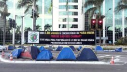 Aprovados chegaram a protesta em frente ao Palácio do Governo | Foto: divulgação
