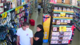 Homem de camisa branca e mulher de vestido preto são acusados de furto; ao fundo mulher de blusa azul e homem de roupa escura seriam cúmplices | Foto: reprodução/vídeo