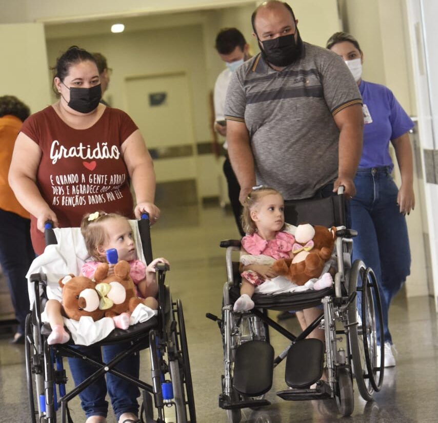 Pais levam gêmeas do hospital | Fotos: divulgação/Marco Monteiro/SES-GO