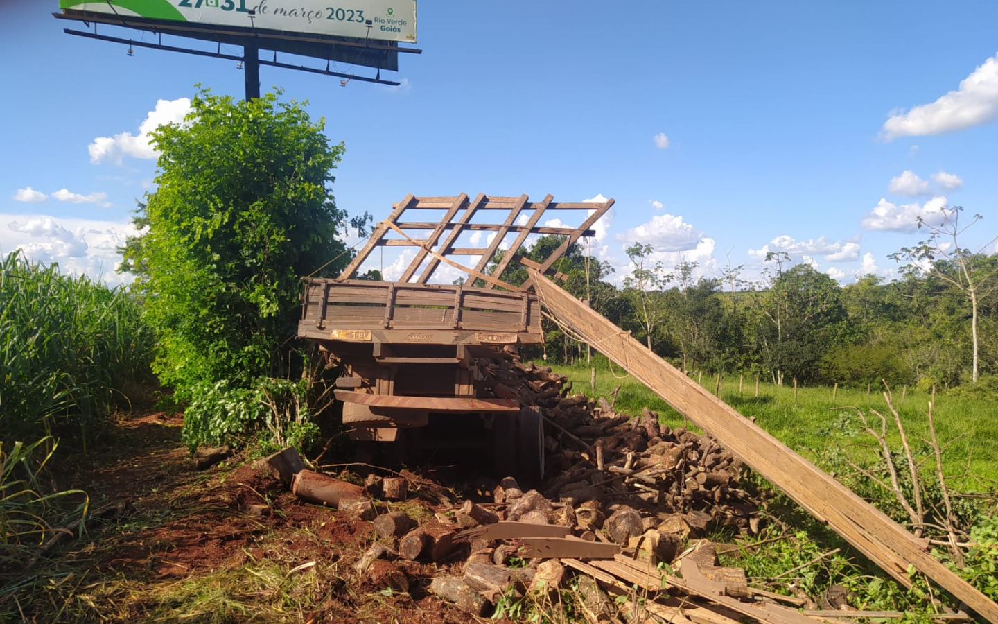 Caminhão desgovernado na rodovia | Foto: PRF